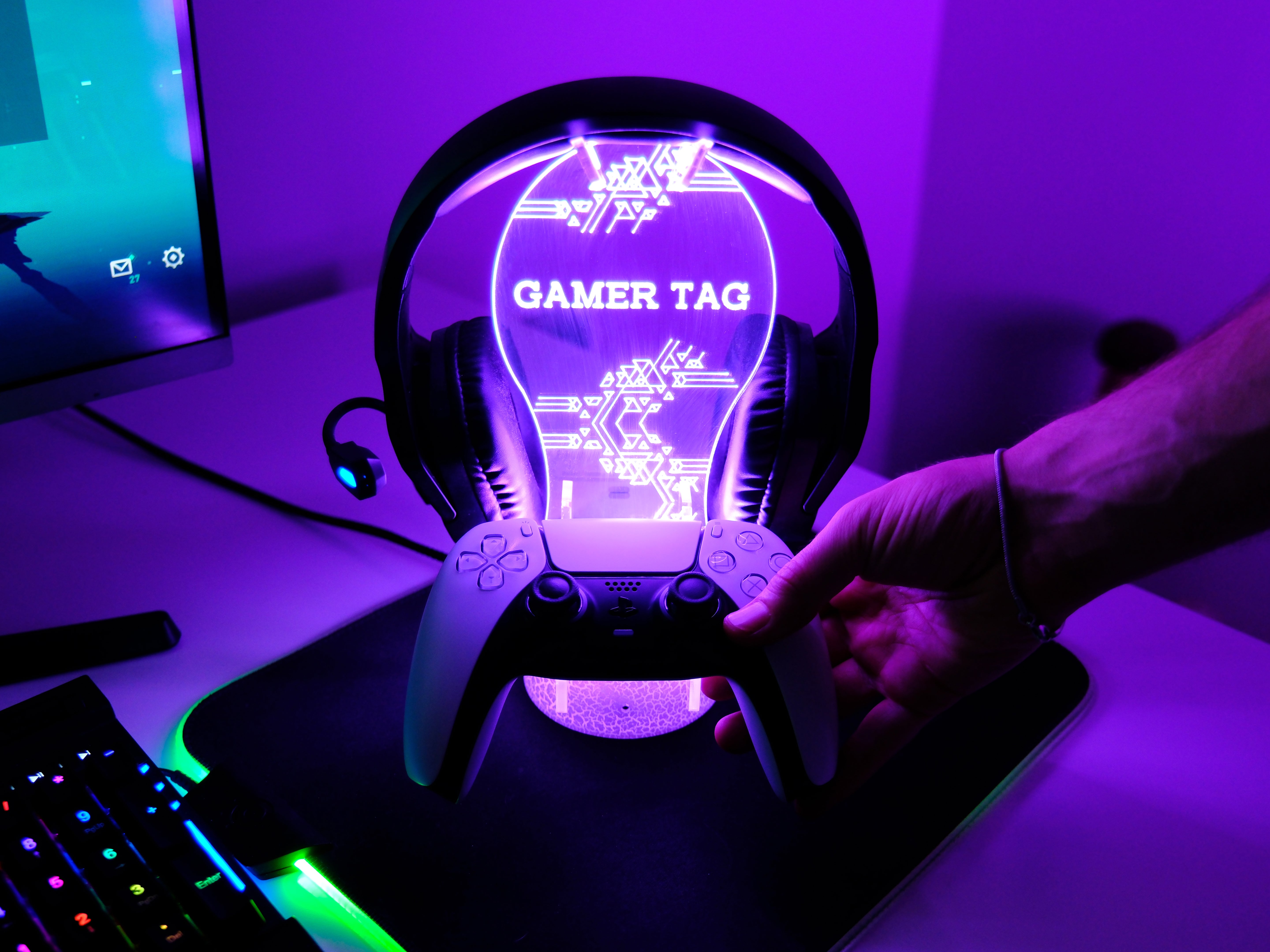 Gamer Tag PS Console 2 – Personalized RGB Headset & PS5 Controller Stand
